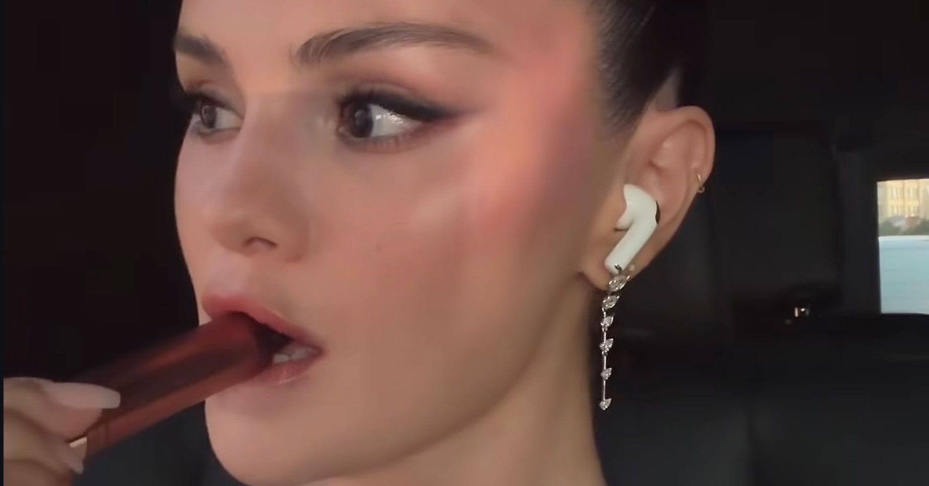 Selena Gomez Wore ,000 Jewels to Taylor Swift’s Wedding Selena Gomez Wore ,000 Jewels to Taylor Swift’s Wedding