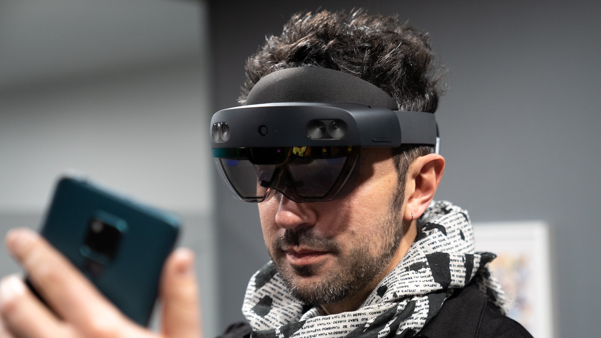 Homem usando HoloLens 2
