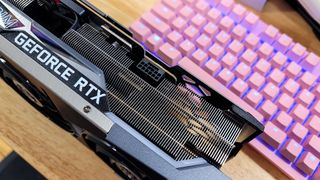 Nvidia GeForce RTX 3090 Ti kuvattuna sivusta päin pöydällä