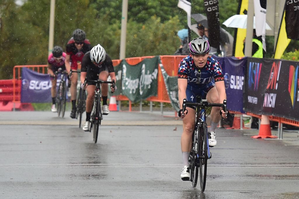 Sophie Mackay (Specialized) wins stage 1