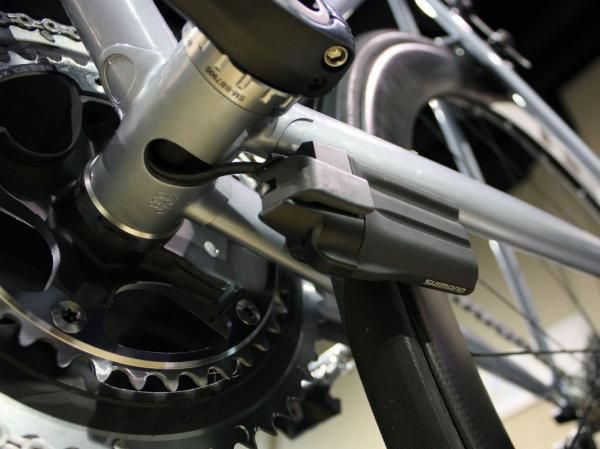 The battery is mounted beneath the chain stay to dedicated braze-ons.