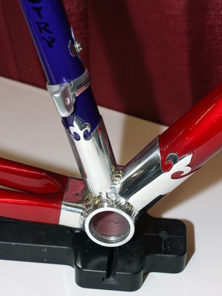 The bottom bracket area is all aluminum, including the BB30-compatible shell.