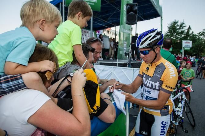Jeff Louder (UnitedHealthcare) signs autographs at the start.