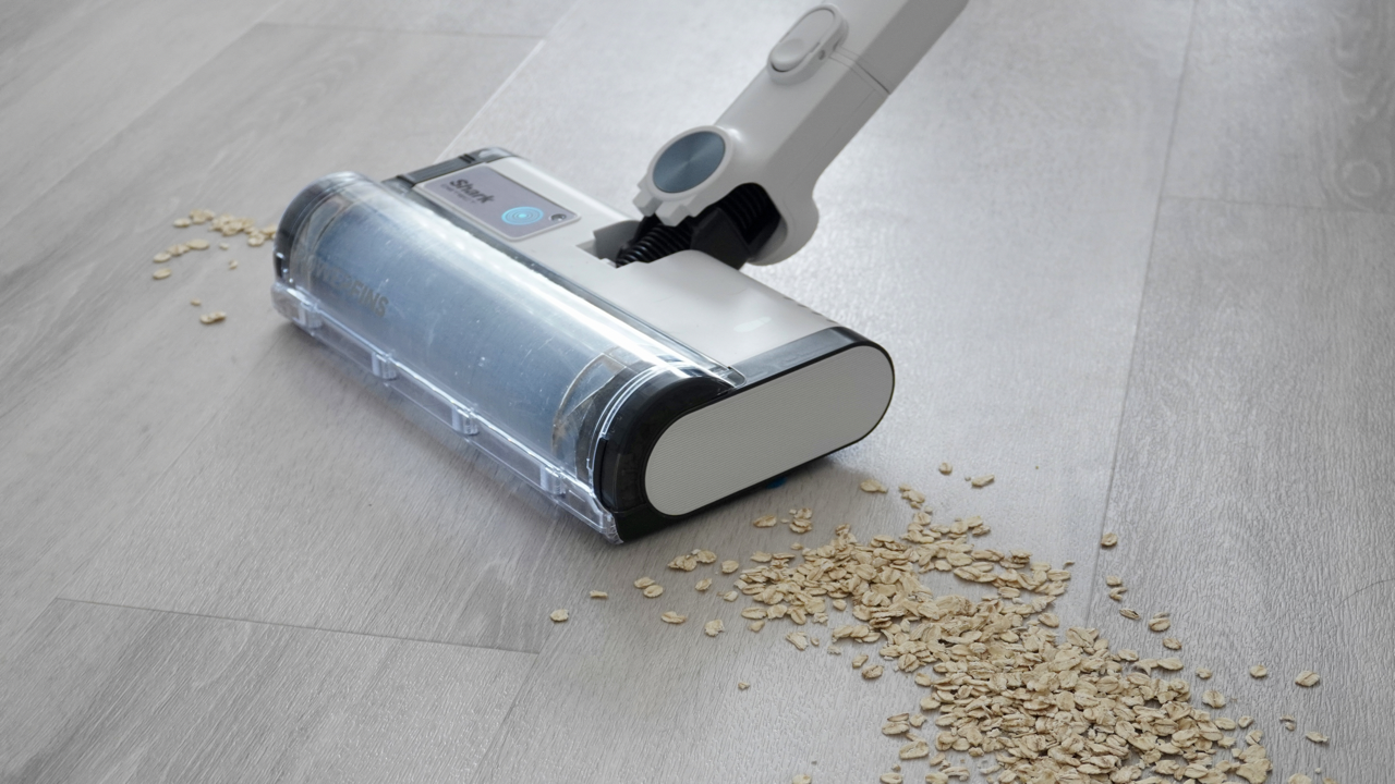 Shark Detect Clean &amp;amp; Empty IW4621UKT vacuum cleaner in a home setting.