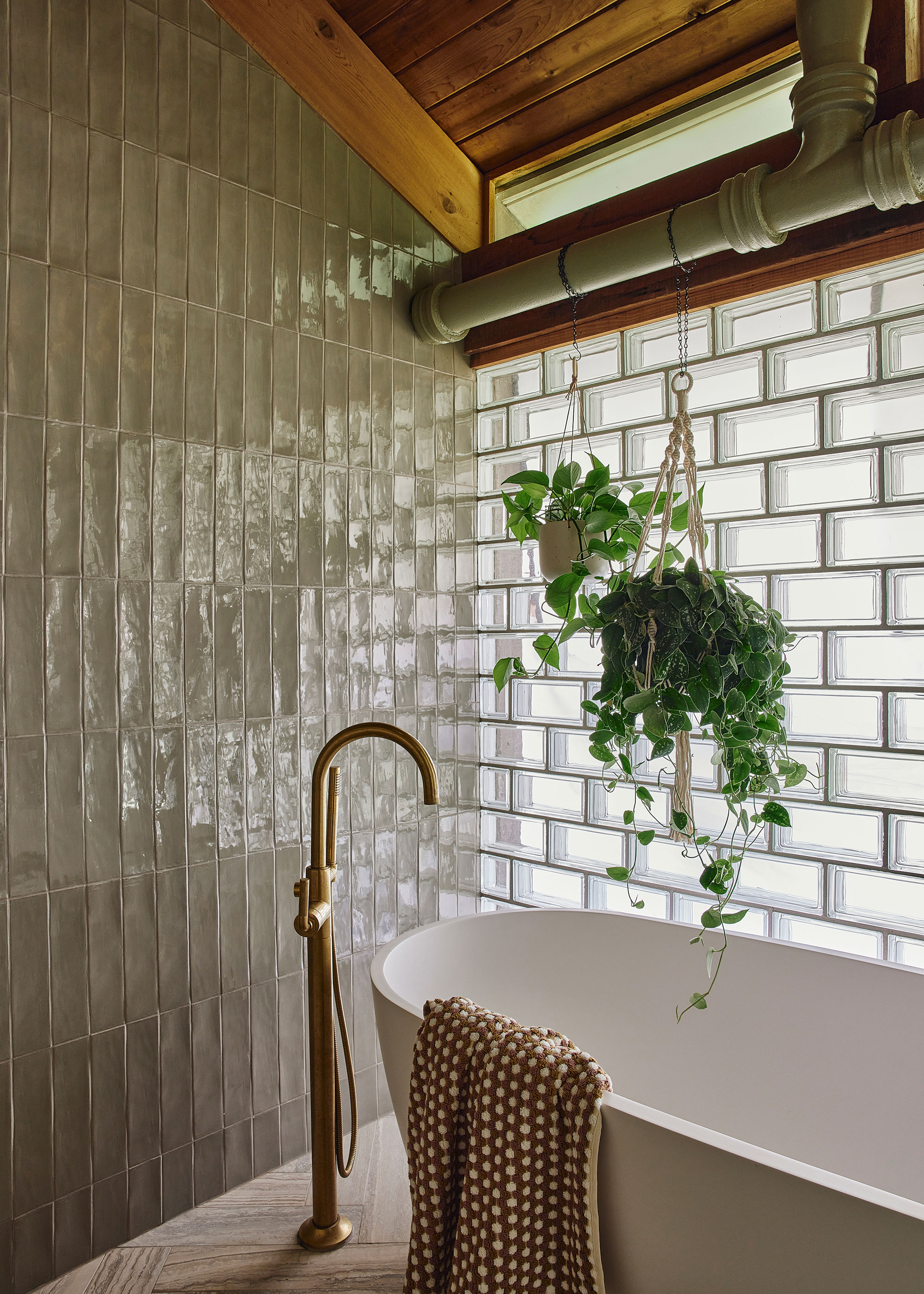 bath tub with floor-mounted tap
