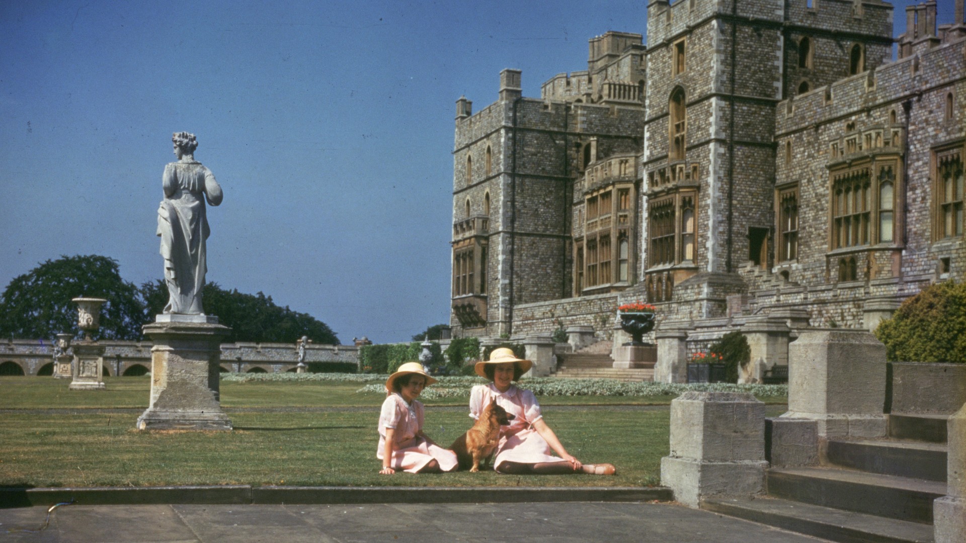 Princezny Elizabeth a Margaret se opalují před hradem Windsor