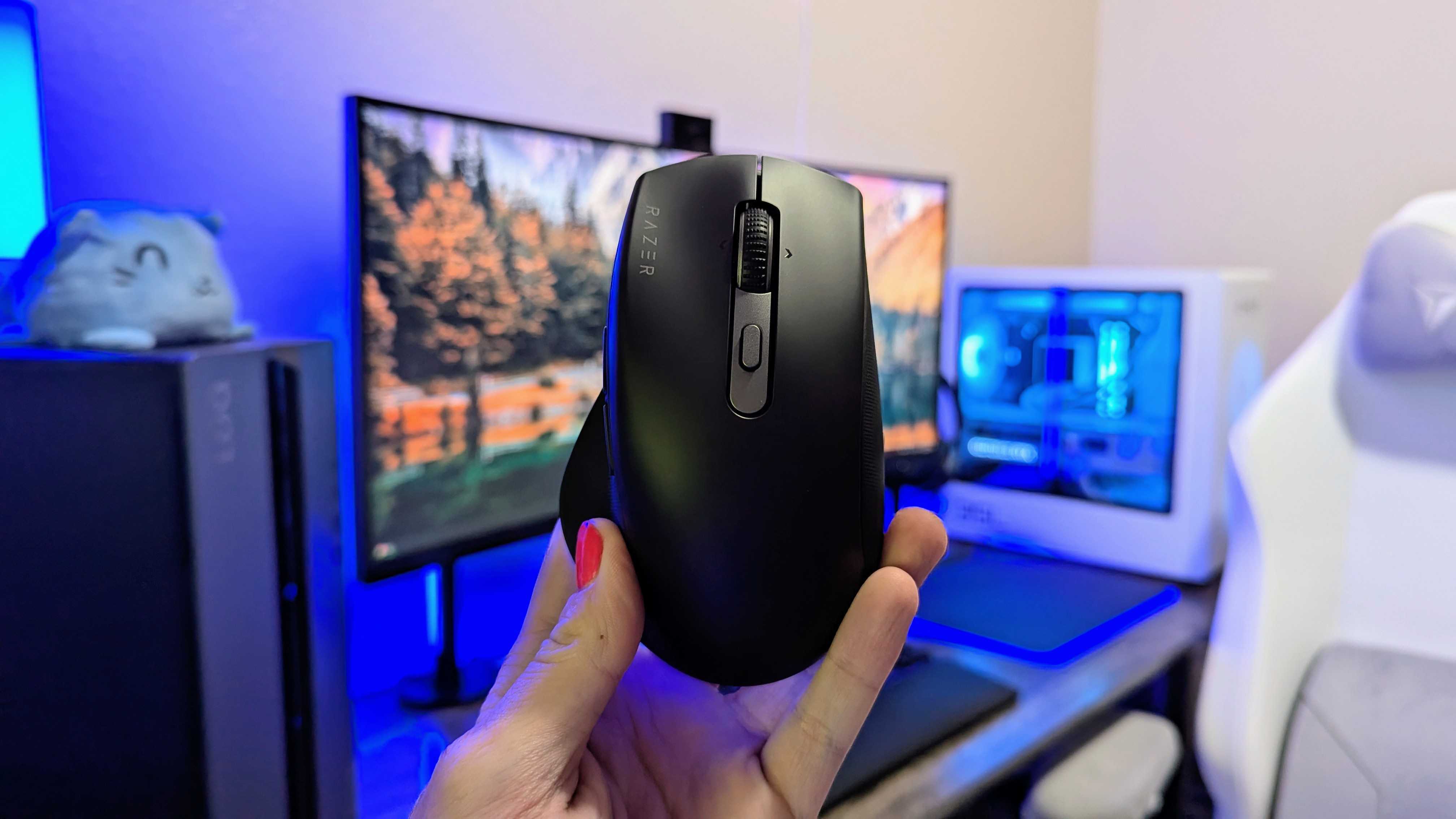 Image of the Razer Pro Click V2 wireless mouse.