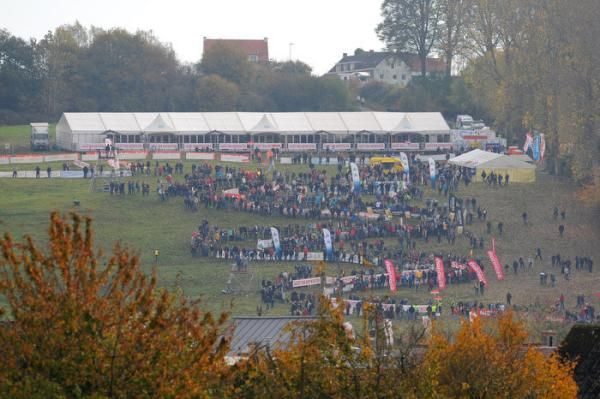 Crowds line the circuitous descent.