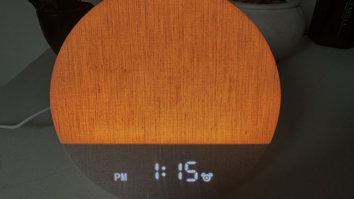 Our sleep tech reviewer testing the Dreamegg sunrise alarm clock