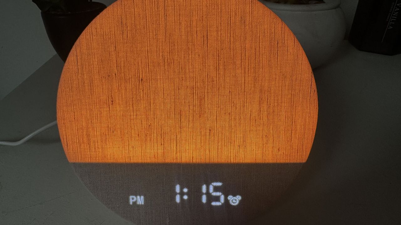 Our sleep tech reviewer testing the Dreamegg sunrise alarm clock