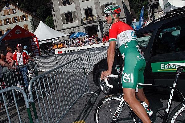 Laszlo Bodrogi (Cr&eacute;dit Agricole) and the difficulties to get to the start.