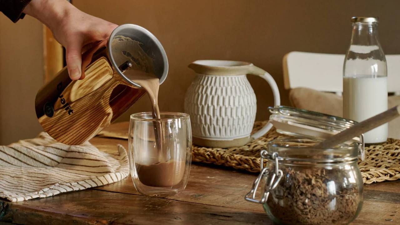 A lifestyle image of the Dualit Cocoatiser being poured into a cup