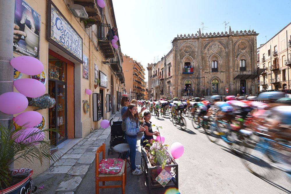 The peloton during stage 5 at the Giro d'Italia