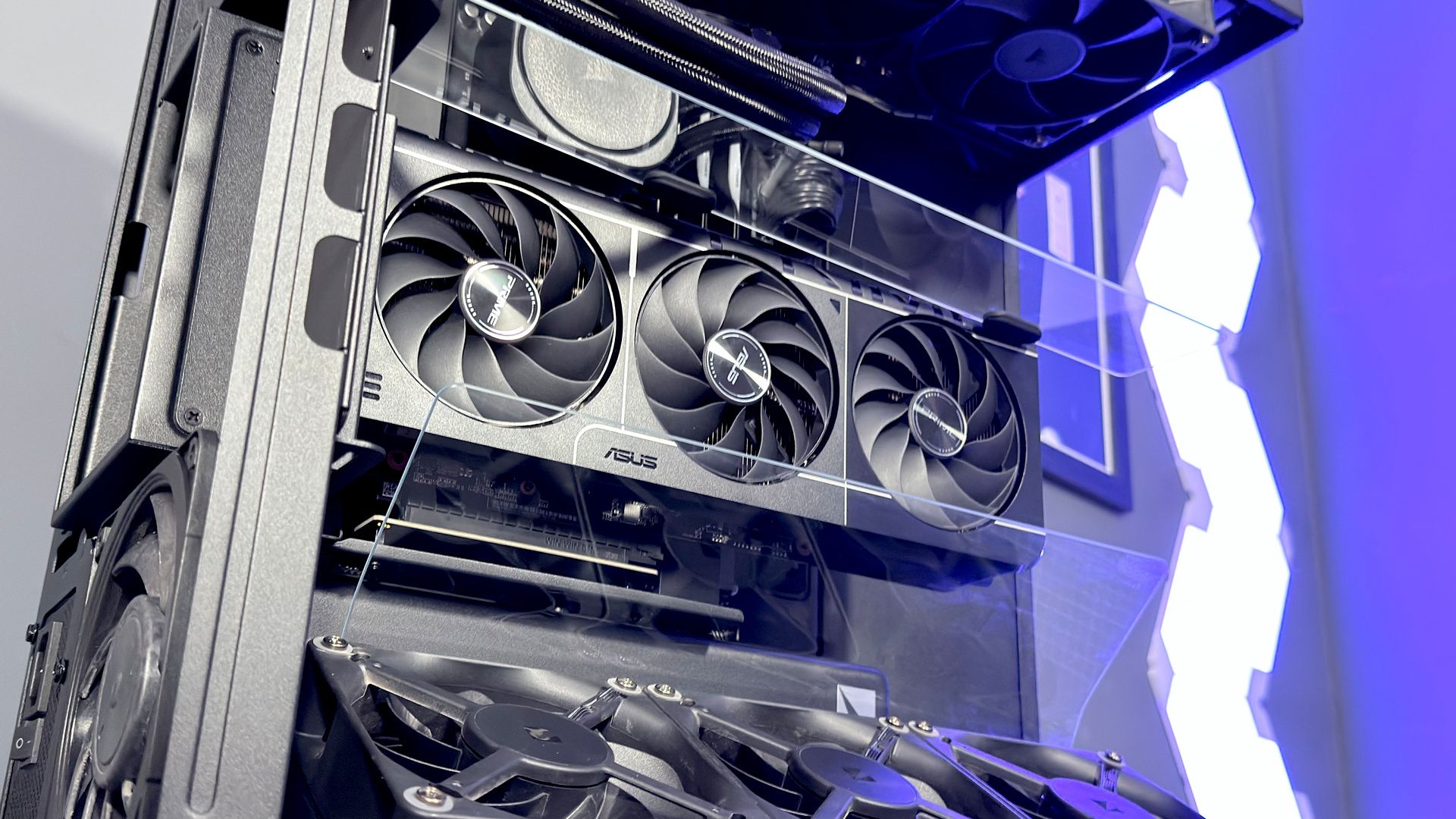 The Havn HS 360 PC case in black and white on a desk.