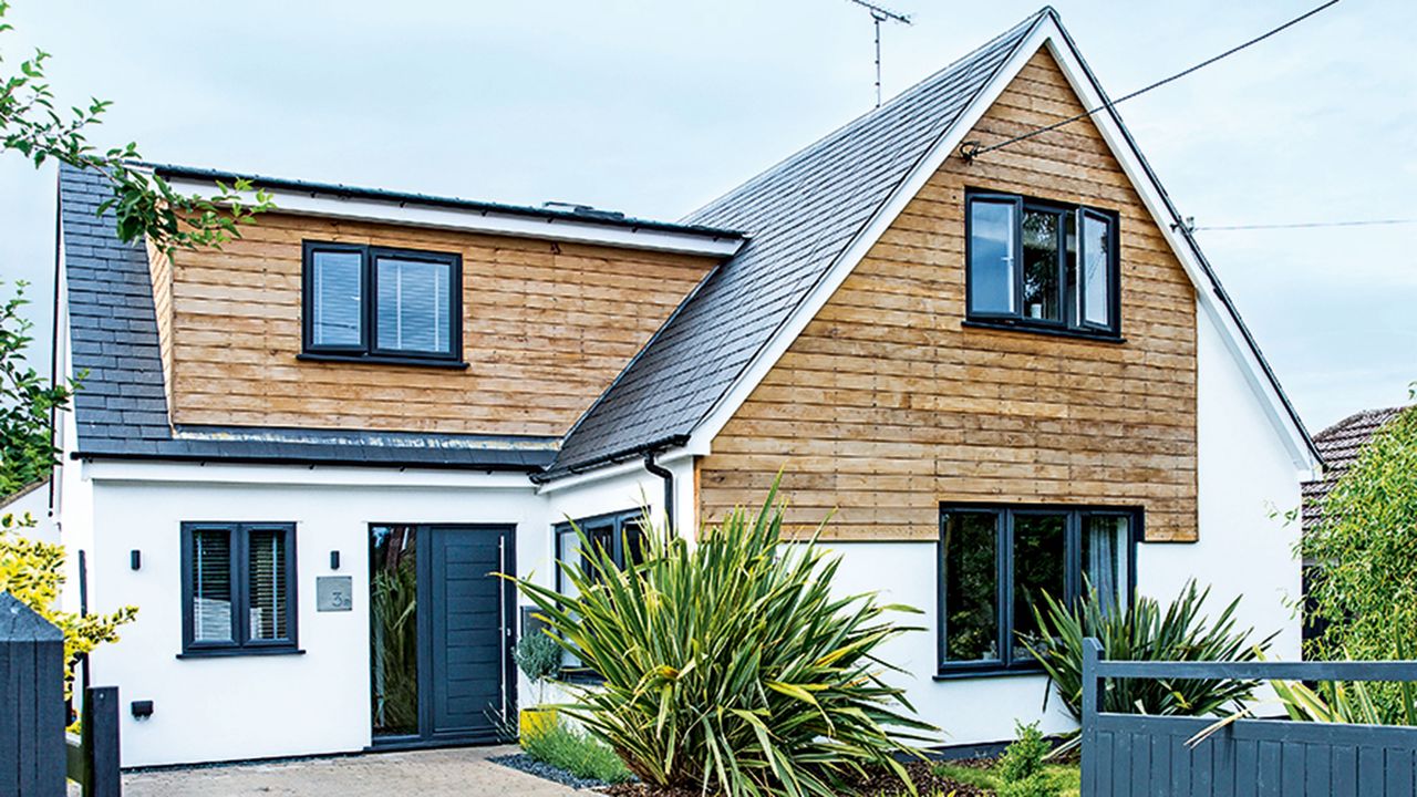 Renovated bungalow with wood cladding