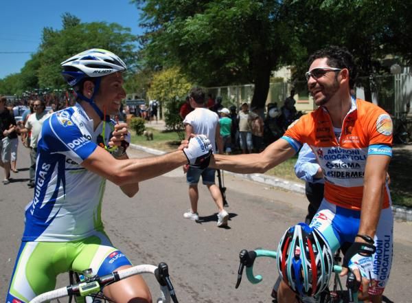 Ivan Basso and Jose Serpa greet each other before the stage
