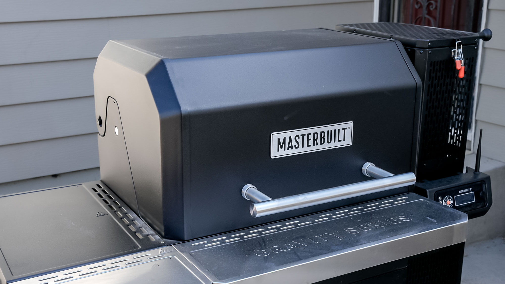 The Masterbuilt Gravity Series 1150 from the side