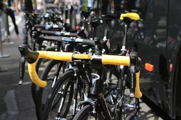 Wiggins gets a yellow bar and saddle colorway