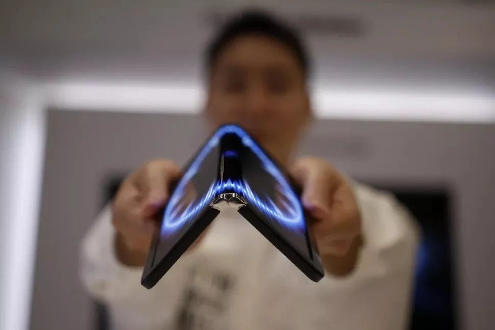 Microsoft dreams up a potential Surface Duo successor with a single 360-degree folding display