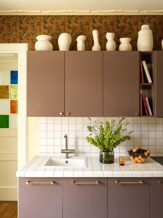 A kitchen with gold-plated drawer handles