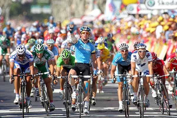 Mark Cavendish (Columbia) takes another convincing victory.