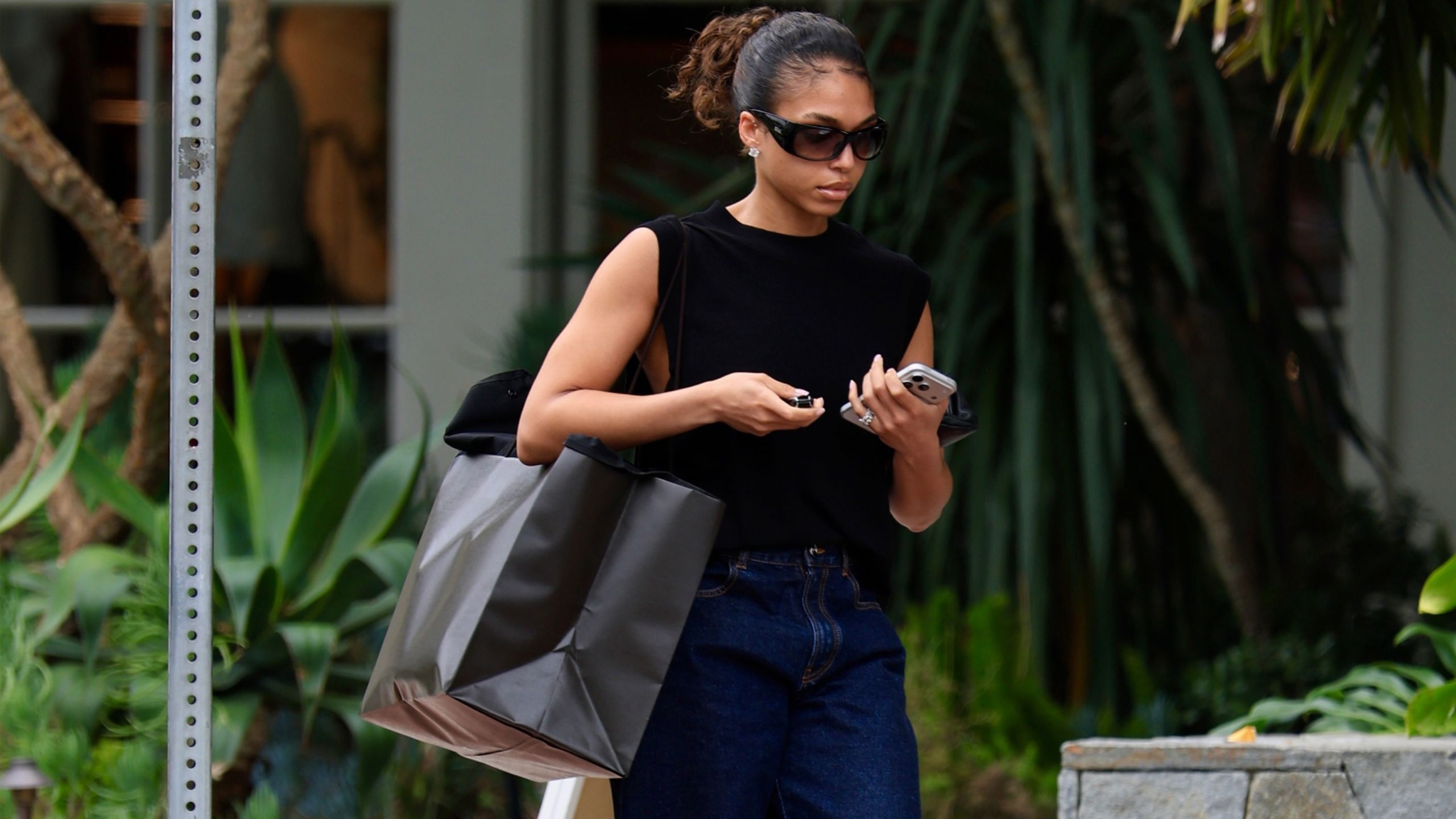 Hold the Black Flip-Flops—Wearing This Shoe Color With Dark-Wash Jeans Will Get You More Compliments