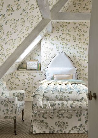 Cottage decorating ideas - colefax and fowler wallpaper