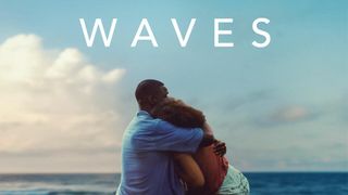 En promobild för Waves, där två personer sitter vid ett hav och omfamnar varandra.