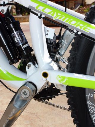 The chunky main pivot on the Claymore uses a fully captured 15mm thru-axle with bearings housed in the main triangle.
