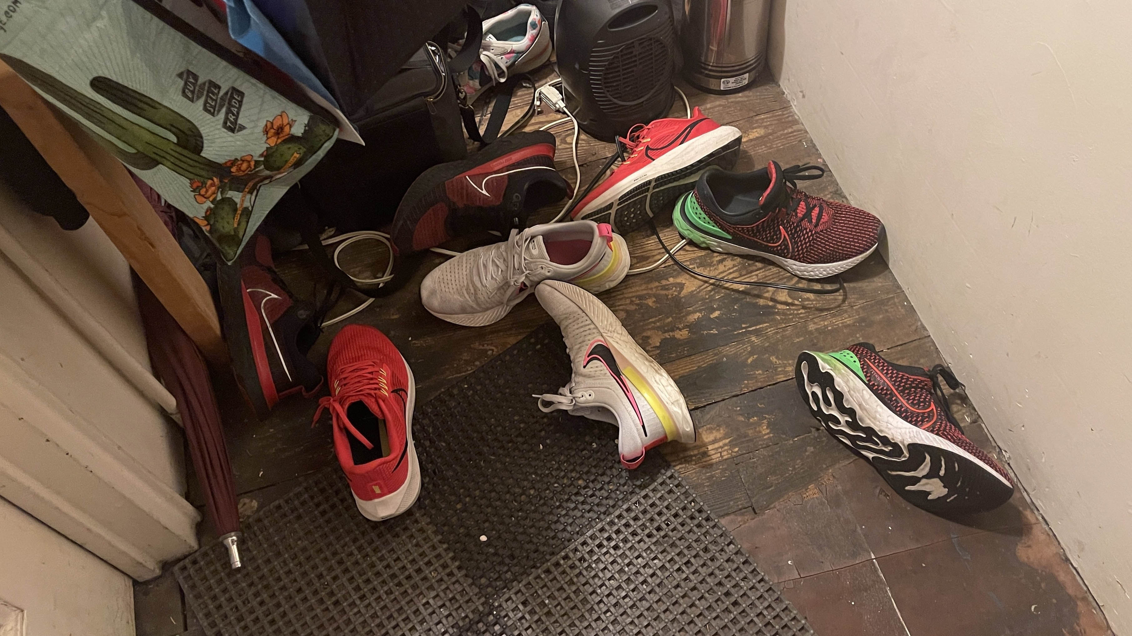 Загроможденная обувь на полу