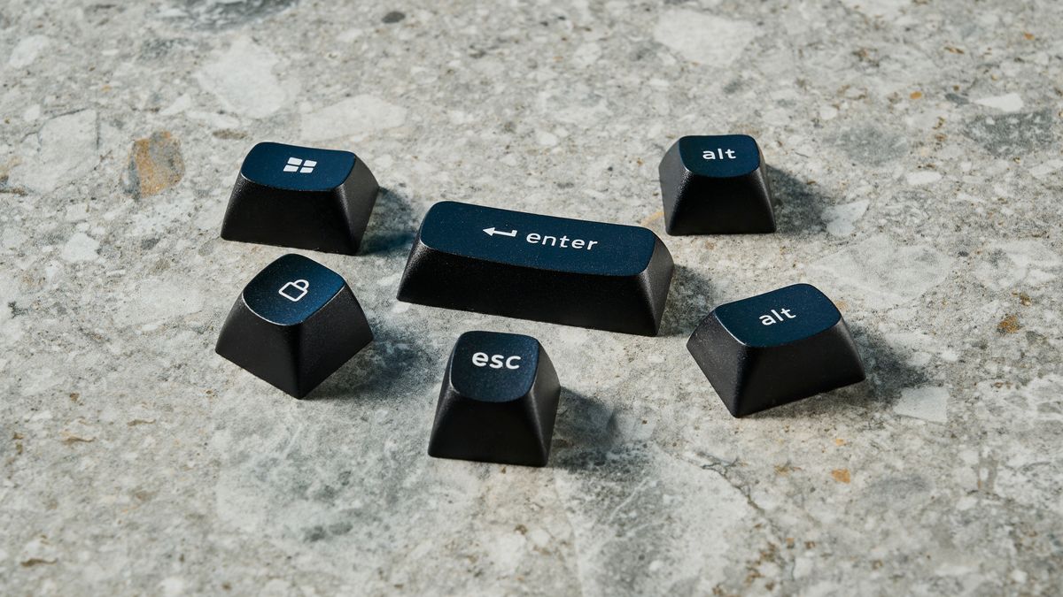 The Keychron K2 HE keyboard in black and wood effect