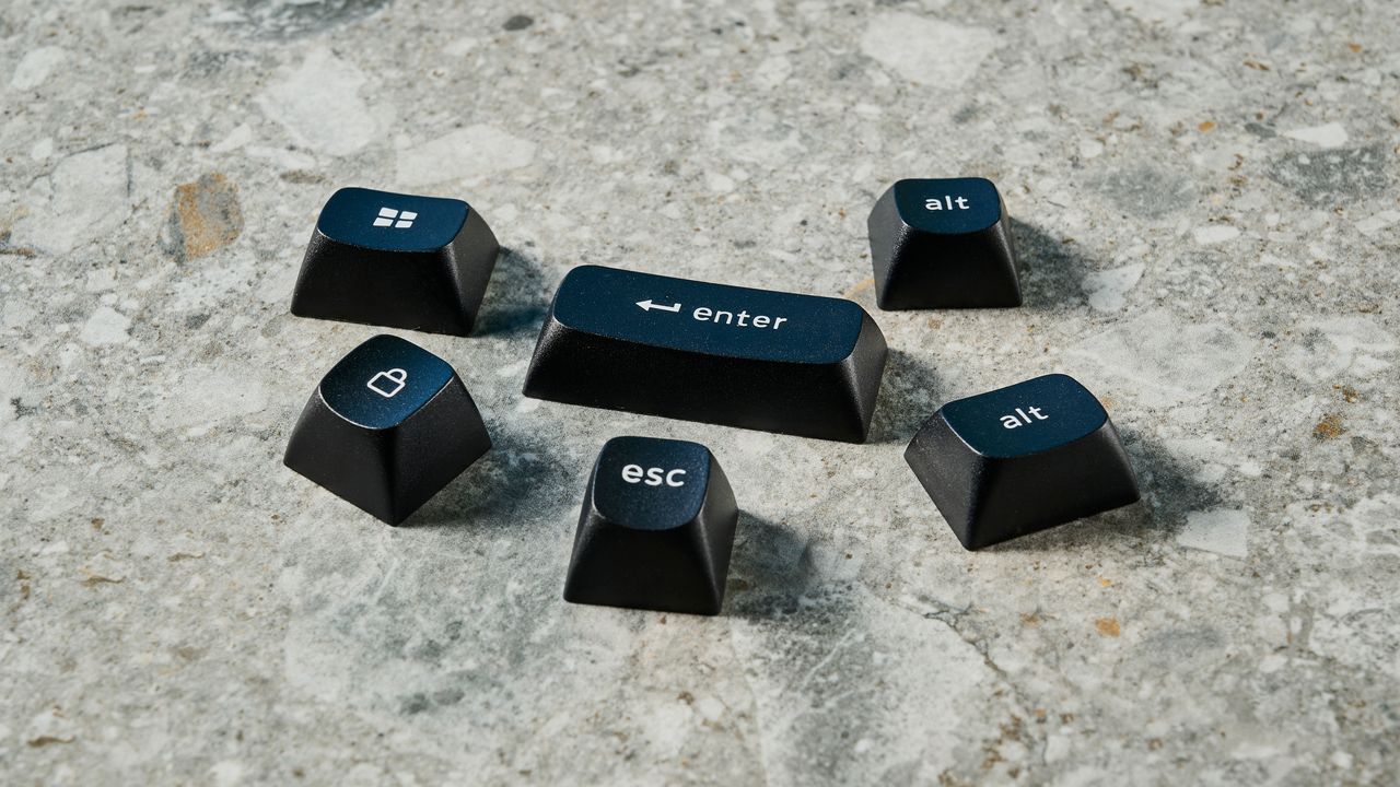 The Keychron K2 HE keyboard in black and wood effect