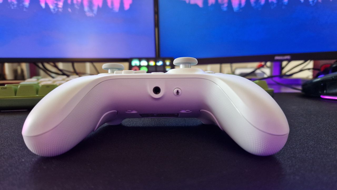 GameSir G7 SE's headphone jack and mute button