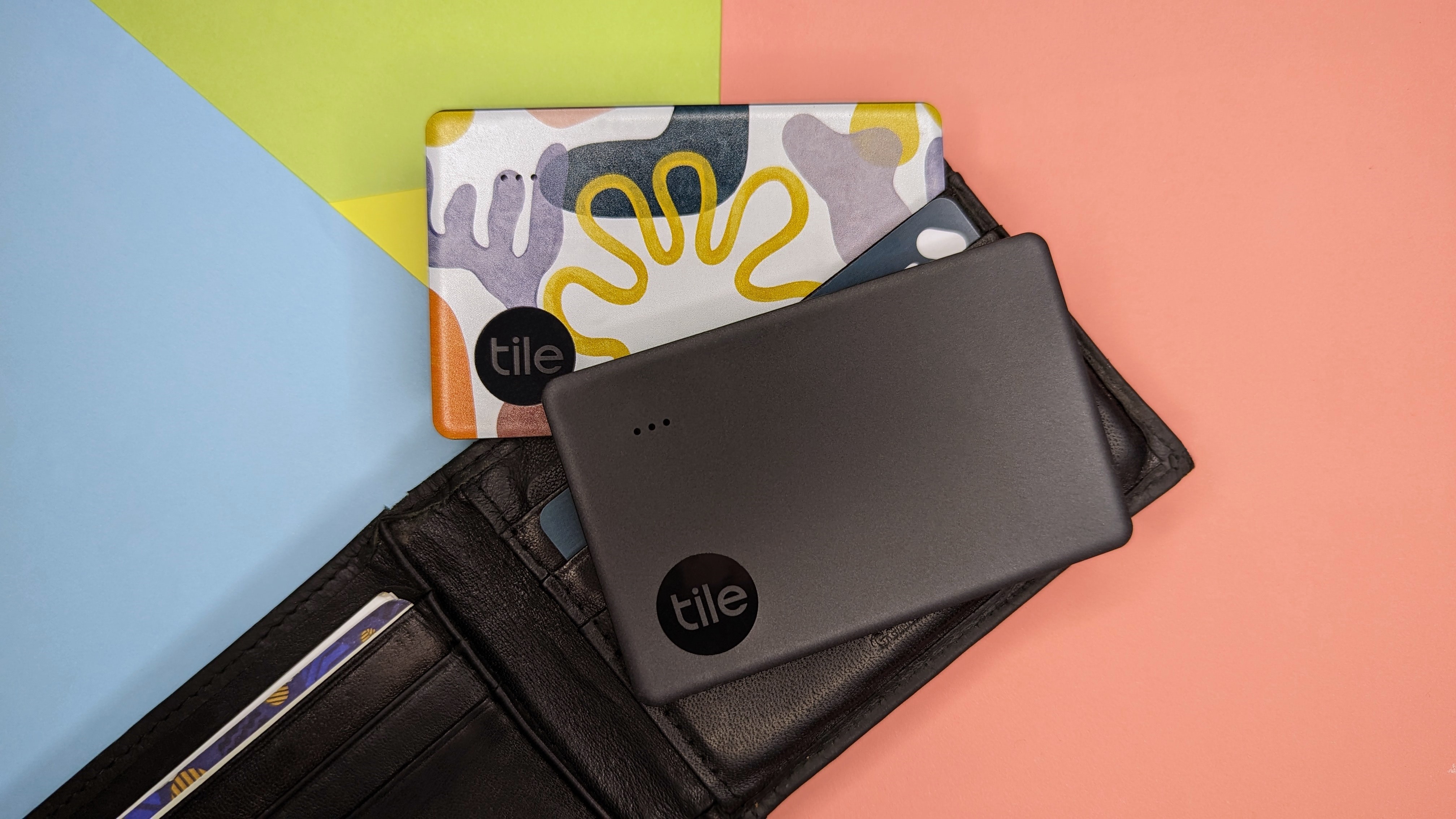 Tile Slim Bluetooth sekimo įrenginiai odinėje piniginėje.