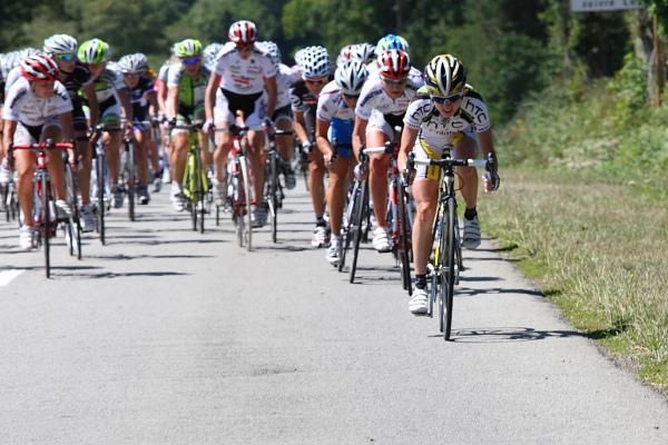 Luise Keller (HTC - Columbia Women) accelerates at the front.