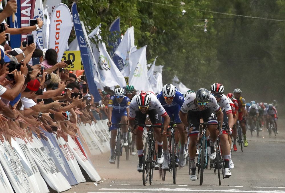 Fernando Gaviria betas Peter Sagan at the end of stage 4 in San Juan