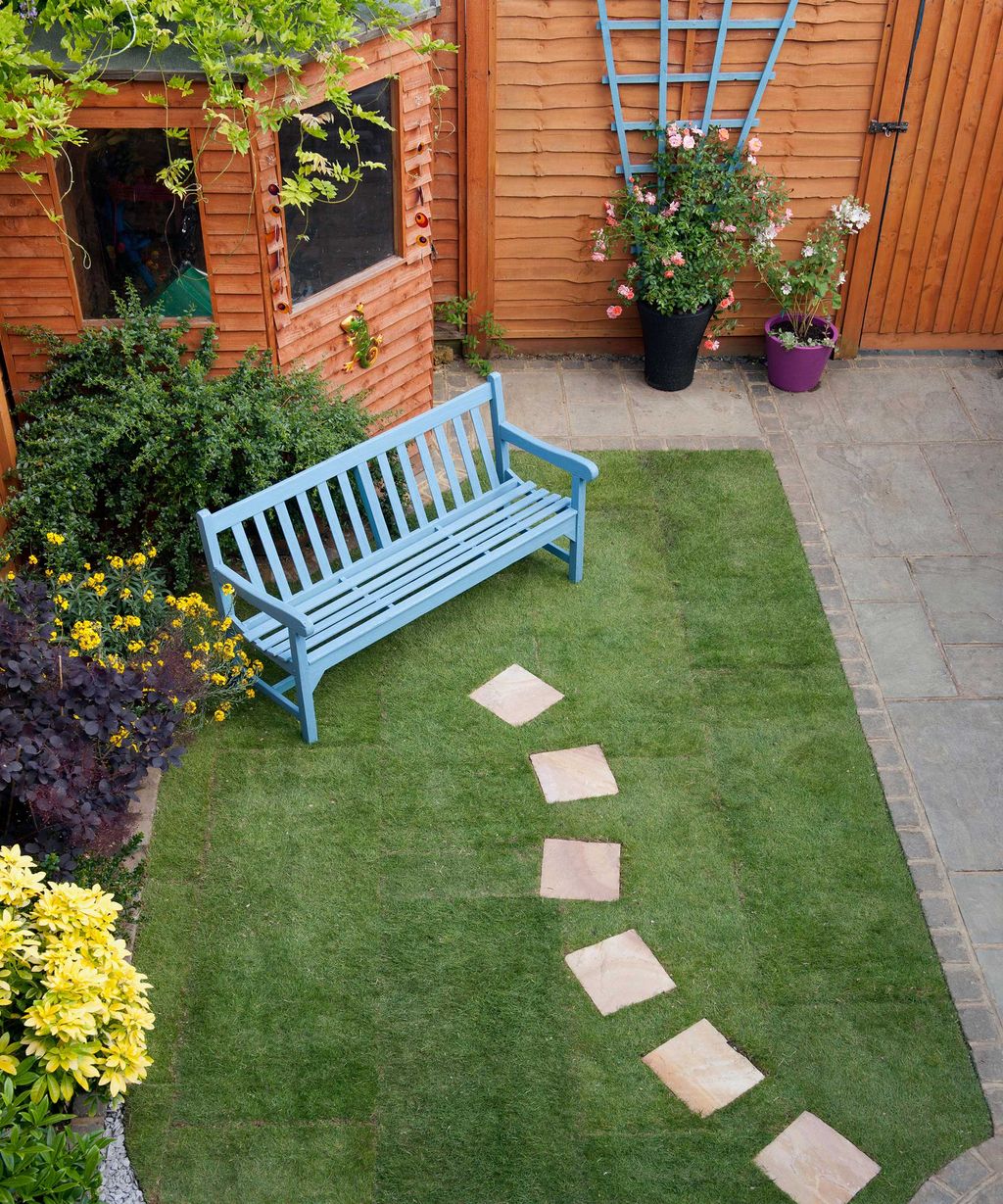 How to lay stepping stones on grass 4 easy steps Gardeningetc