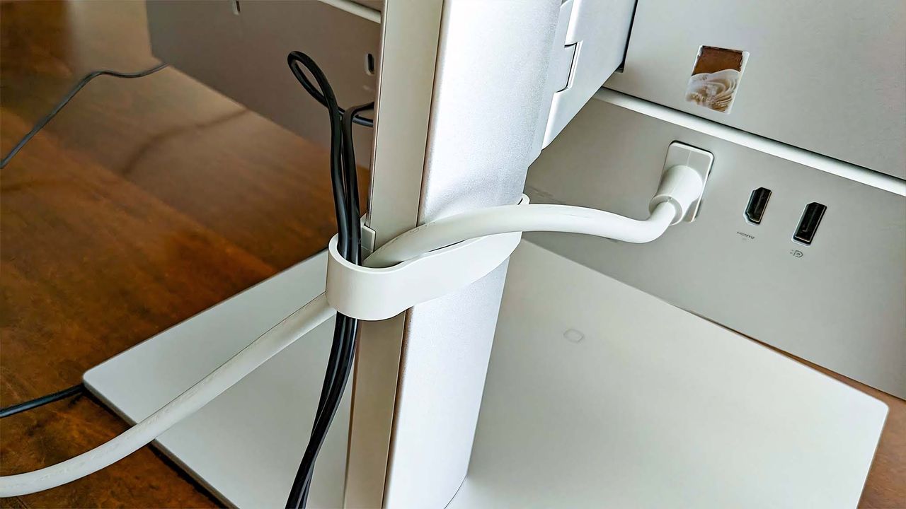 HP EliteOne 870 G9 cable tidy.