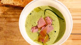 Gluten-free ham and pea soup with bread