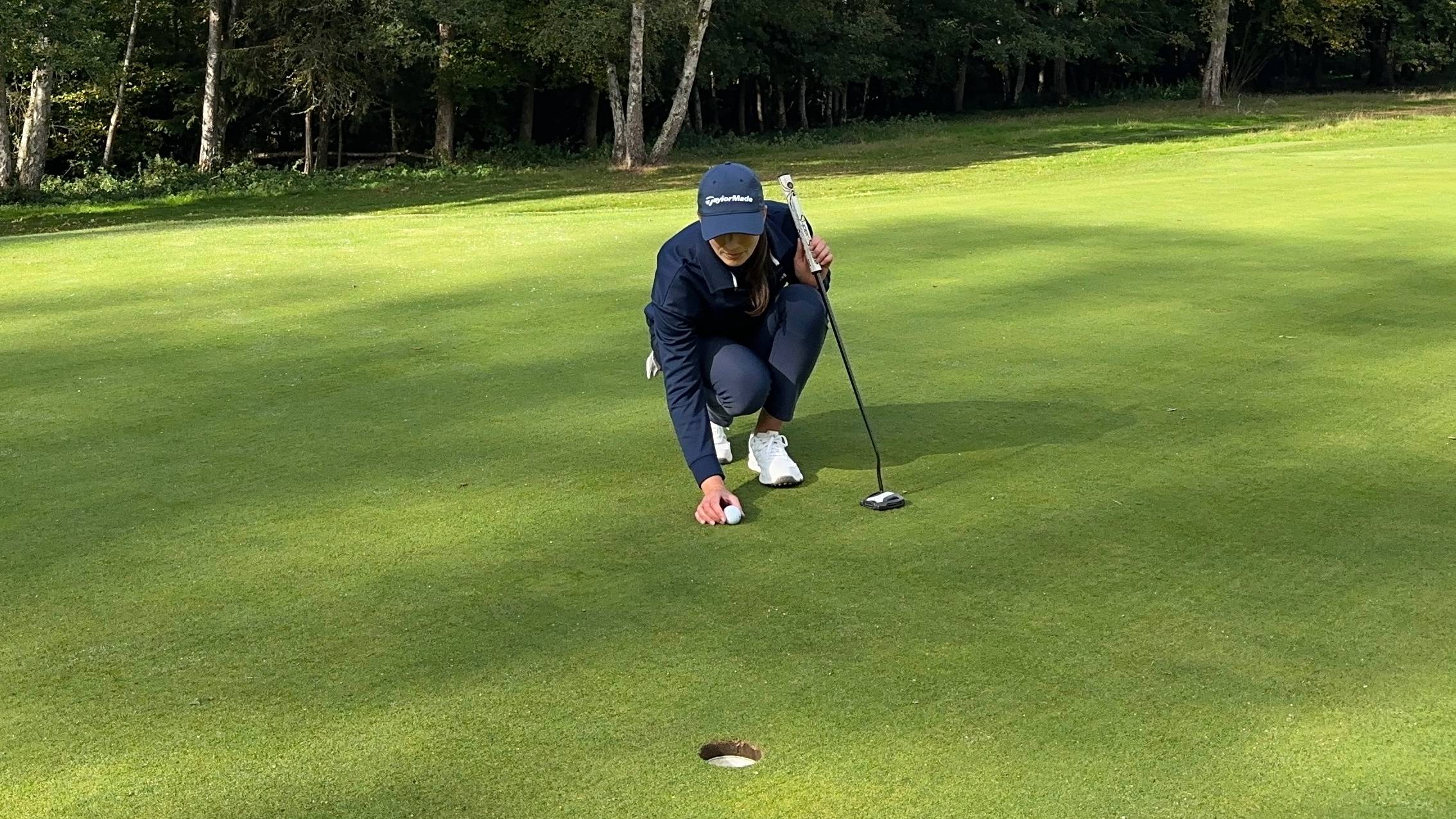 Jess Ratcliffe lining up a putt