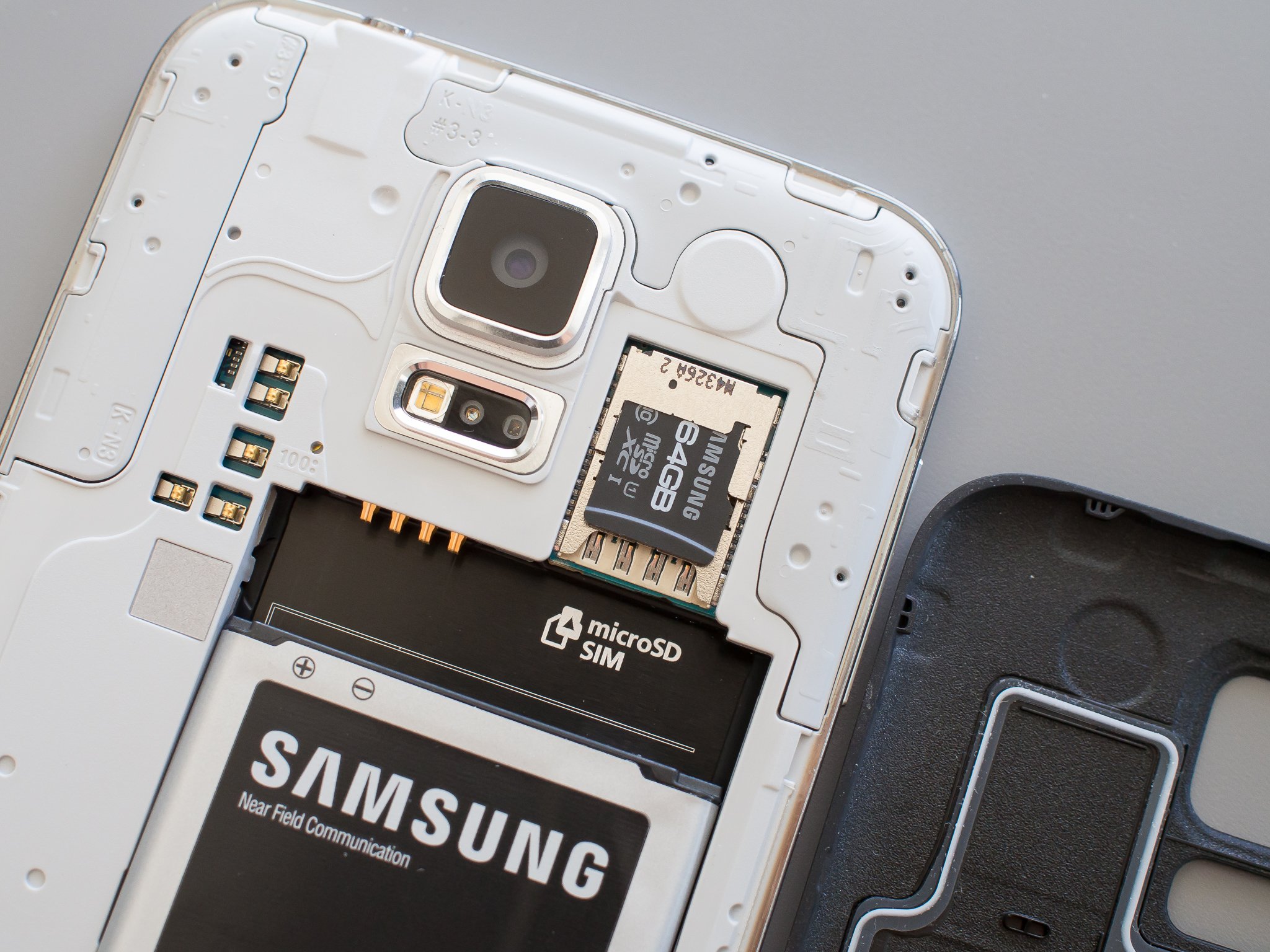 to insert and replace the SD card on the Galaxy S5 | Android