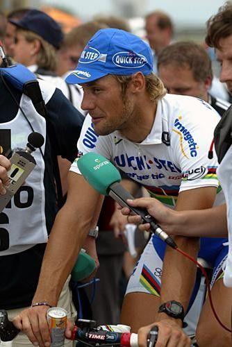 Tom Boonen (Quickstep) tells reporters what happened in the sprint.