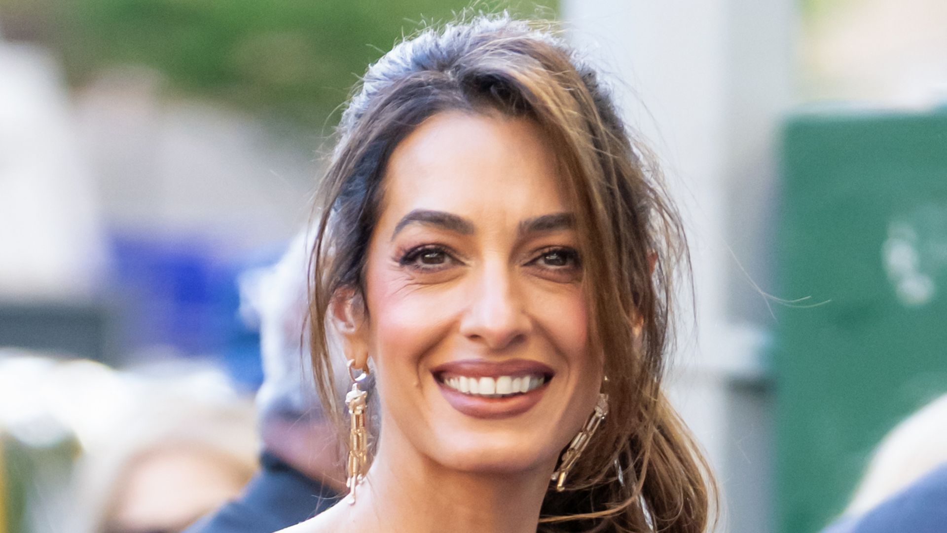 amal clooney yellow mini dress Amal Clooney in yellow mini dress, straw hat and wedge sandals in Venice ~ I want her style