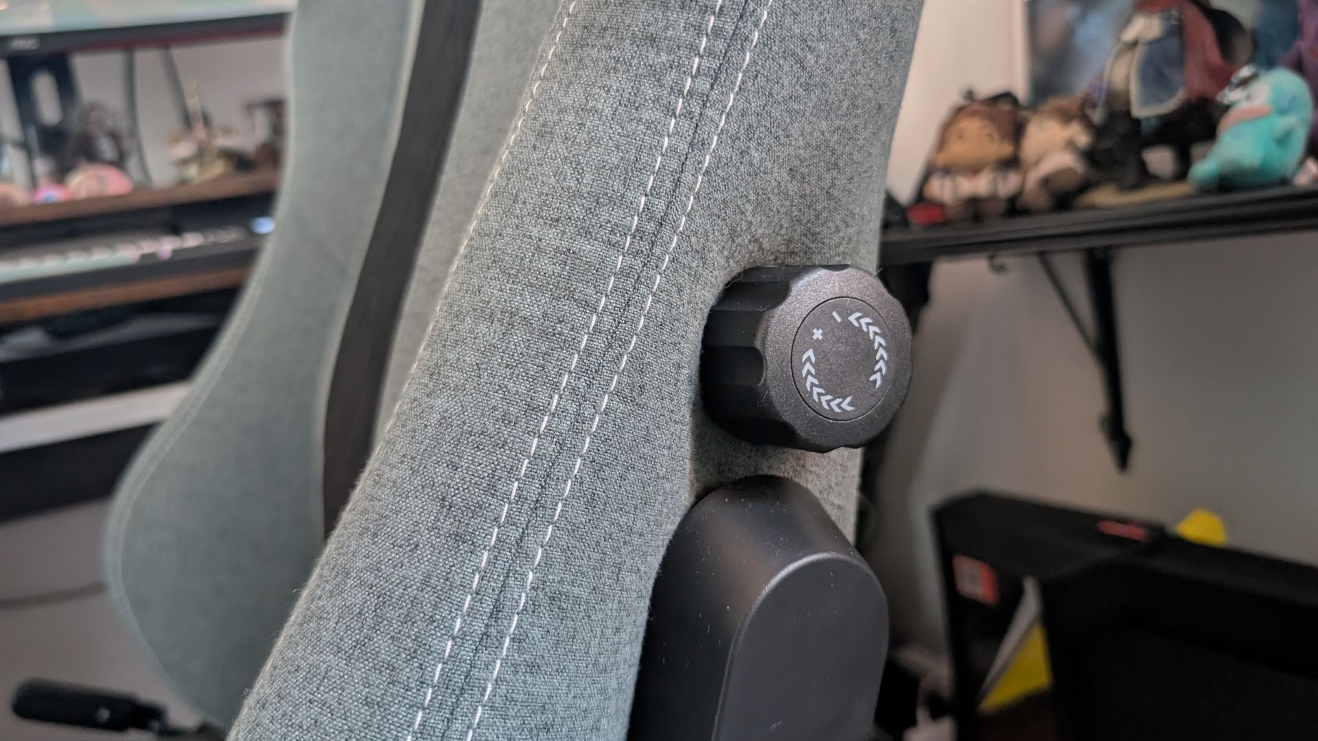 One of the lumbar scroll wheels on the Boulies Master Rex