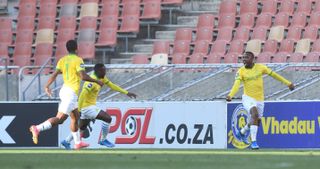 Sibusiso Vilakazi of Mamelodi Sundowns celebrates goal with teammates 