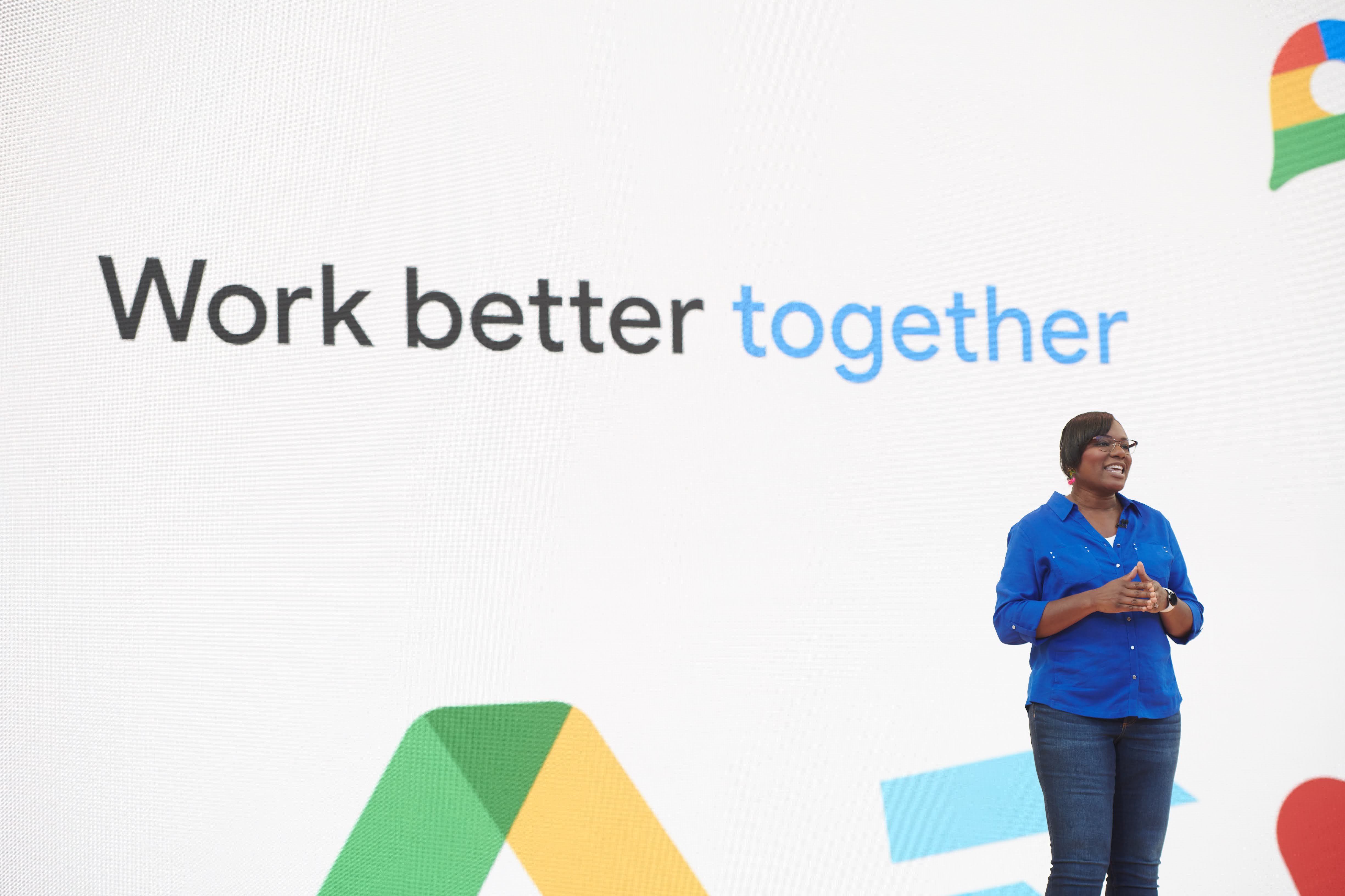 Google I/O 2022: Sahnedeki bir kadın Google'ı anlatıyor "Birlikte Daha İyi Çalışın" slogan