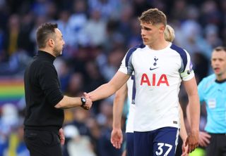 LONDON, ENGLAND - APRIL 18: Roberto De Zerbi manager / head coach of Tottenham Hotspur shakes hands with Micky van de Ven of Tottenham Hotspur after during the Premier League match between Tottenham Hotspur and Brighton & Hove Albion at Tottenham Hotspur Stadium on April 18, 2026 in London, England. (Photo by Catherine Ivill - AMA/Getty Images)