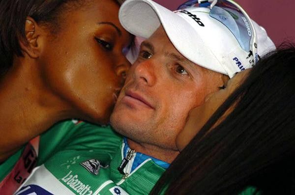 Kisses for Danilo Di Luca (Liquigas) for keeping the Maglia Verde.
