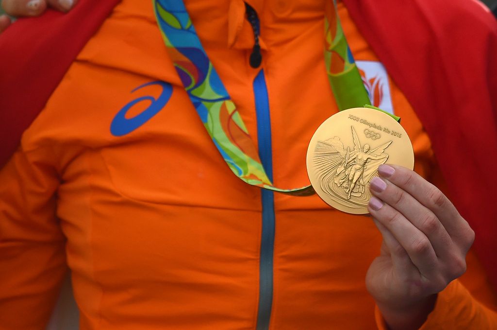 Gold delight for Anna van der Breggen (Netherlands)
