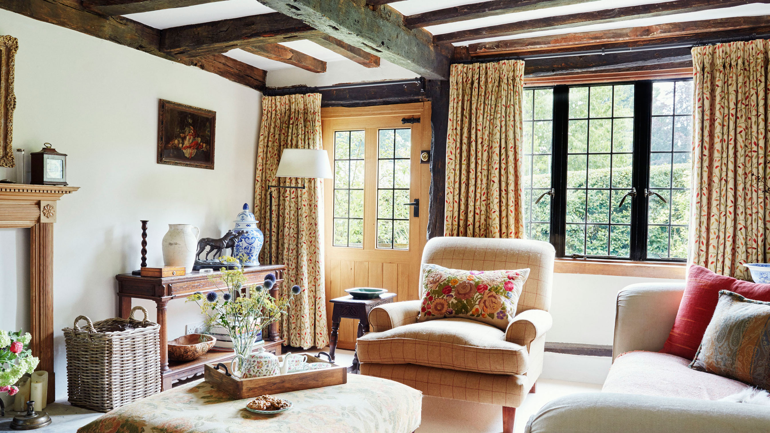 Leaded light windows in 16th-century Wealden house